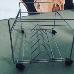 Vintage metalen platenkastje op wieltjes